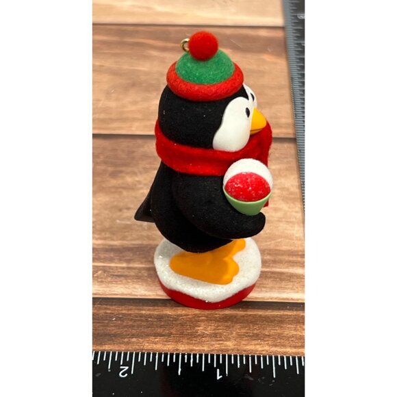 2010 HALLMARK KEEPSAKE ORNAMENT QX8326 "SNOW" HAPPY TO SERVE PENGUIN NUTCRACKER - Picture 6 of 9